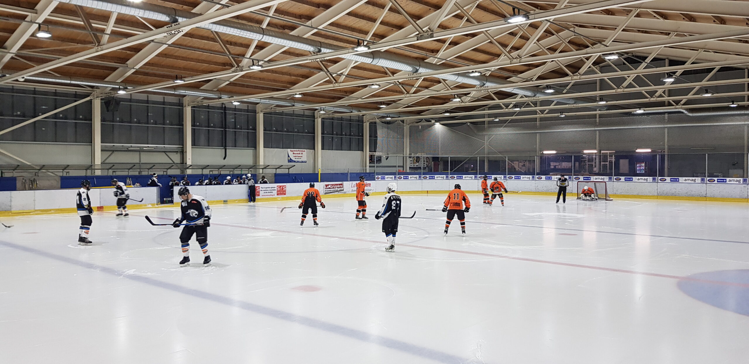 Profitez de la patinoire régionale de la Glâne!
D'octobre à mars, la patinoire de la Glâne vous propose une activité à l'abri. Patineurs amateurs ou hockeyeurs en herbe sont les bienvenus sur la surface de 60mx30m. Un tiers de la glace est consacré au "hockey public" durant les horaires indiqués !
